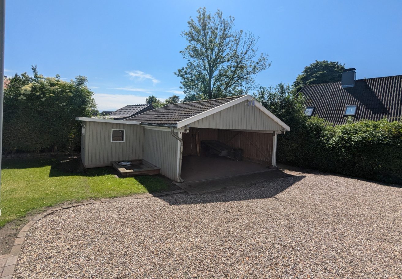 Carport und Gartenhaus
