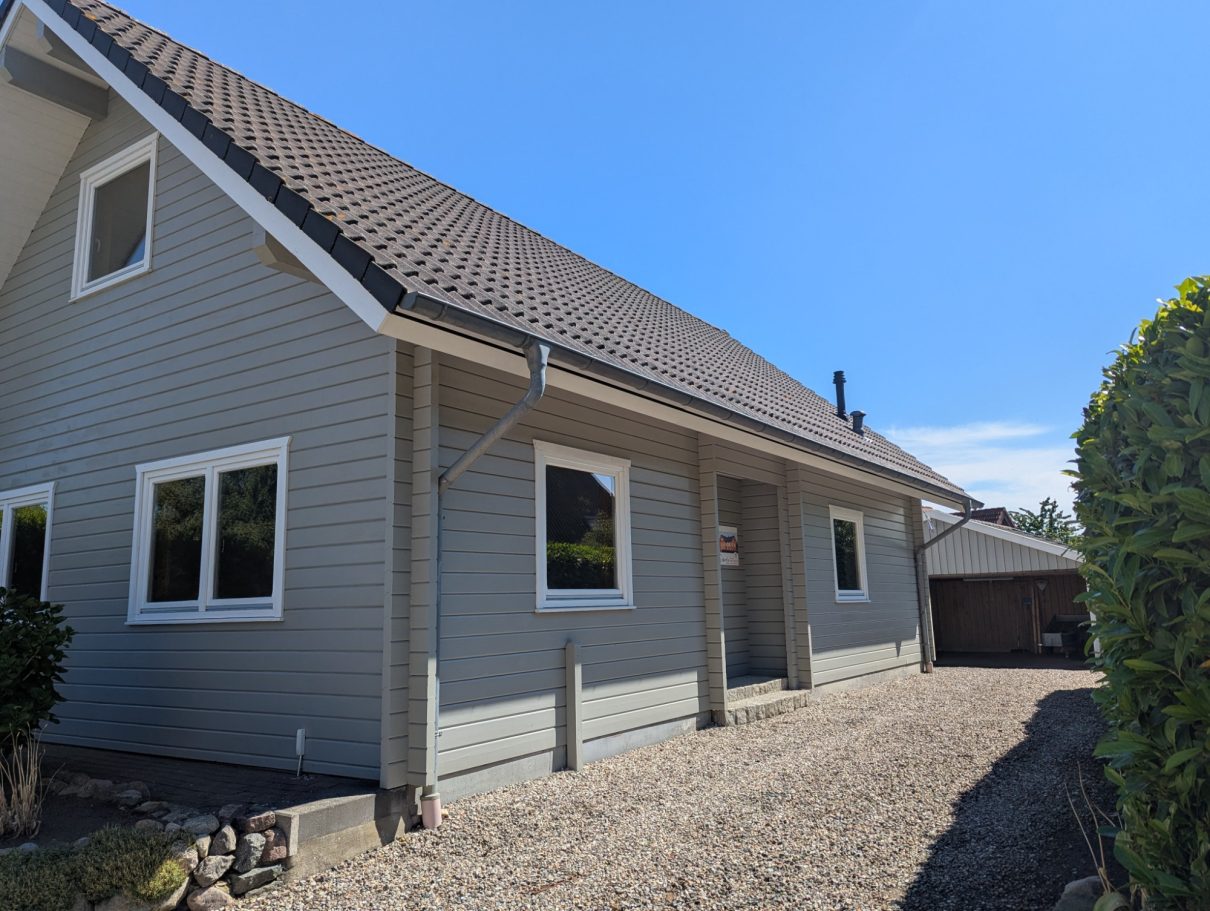 Seite Auffahrt (Carport)