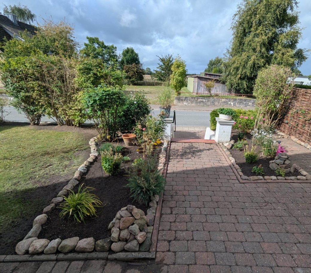 Garten vorne (Straßenseite)