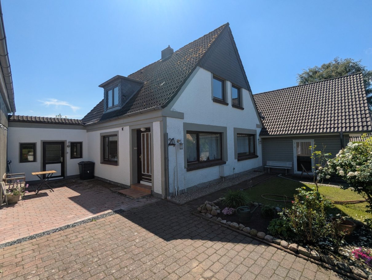 Eingang Massivhaus und Terrasse